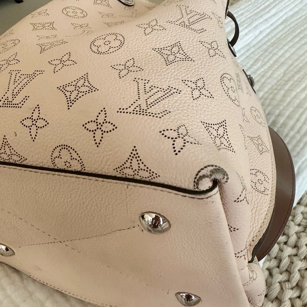 AUTHENTIC Louis Vuitton Muria Cream Women's Leather Bag on LV website for $5000 - Picture 9 of 12